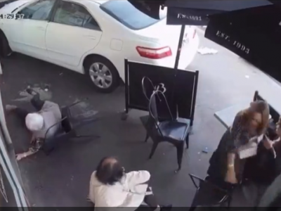 Due persone ferite dopo che un'auto si &egrave; schiantata contro un bar di Melbourne in Australia &ndash; Il video