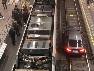 Follia nella notte: auto entra in stazione lungo i binari del tram a Bruxelles – Video