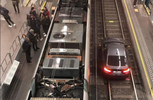 Follia nella notte: auto entra in stazione lungo i binari del tram a Bruxelles – Video