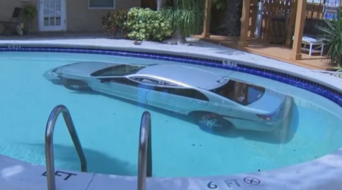 Auto finisce in piscina – VIDEO