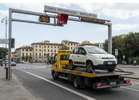 Multato sulla corsia preferenziale: ma l'auto era sopra il carroattrezzi