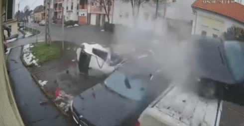 Ungheria, auto lanciata a 200 km/h vola via dopo avere colpito altri veicoli parcheggiati