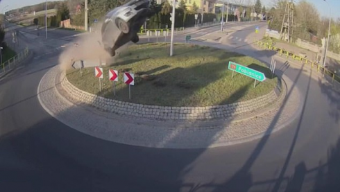 Circonvallazione, spettacolare incidente. Uomo ubriaco decolla dalla rotonda a 150 km/h - VIDEO. 