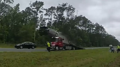 Auto "prende il volo" sulla rampa del carro attrezzi decollando in modo spettacolare – Il video