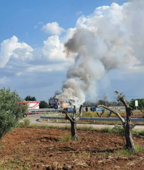 Paura sulla S.S. 101: autobetoniera in fiamme sulla statale Lecce Gallipoli, salvo il conducente - VIDEO 