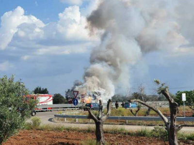 Paura sulla S.S. 101: autobetoniera in fiamme sulla statale Lecce Gallipoli, salvo il conducente - VIDEO 