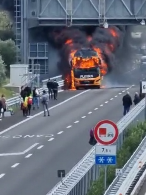 Autobus Flixbus prende fuoco sulla A14 tra Andria e Canosa: passeggeri scappano in strada - VIDEO