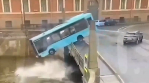 Tragedia a San Pietroburgo: autobus con passeggeri "precipitato" in un fiume, 3 morti - Il video