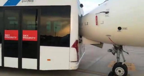 Inusuale incidente all'aeroporto di Valencia, scontro tra aereo Iberia e autobus