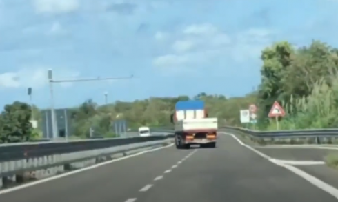 Follia sulla strada statale 16 Adriatica Maglie-Lecce: camion a zig zag per chilometri terrorizza gli automobilisti.
