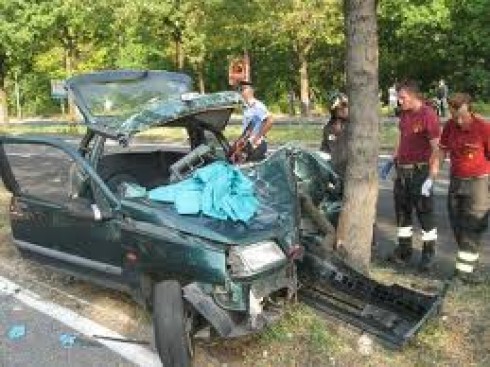 auto contro albero sul ciglio della strada