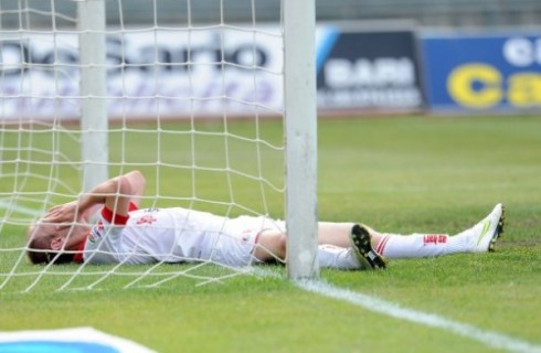 autogol Masiello derby Lecce Bari autogol Masiello derby Lecce Bari