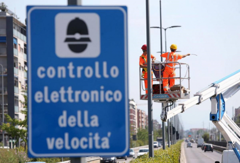 Autovelox su di un palo oltre due metri fuori dalla carreggiata: multa e taglio punti annullati