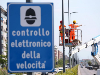 Autovelox su di un palo oltre due metri fuori dalla carreggiata: multa e taglio punti annullati