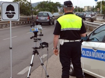 Altro “Stop” della Cassazione agli autovelox. Nulla la multa perché la strada non è «urbana a scorrimento» se non c’è banchina e marciapiede