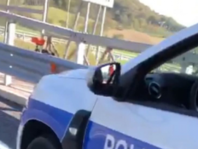 Autovelox o trappole per “far cassa? La furia dell’automobilista contro la pattuglia della Polizia Locale nel video diventato in pochi istante virale sul cavalcavia della S.S. 318 allo svincolo per Valfabbrica, Perugia, Umbria.