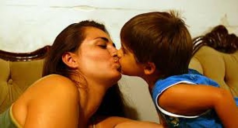 bacio sulla bocca al bambino bacio sulla bocca al bambino