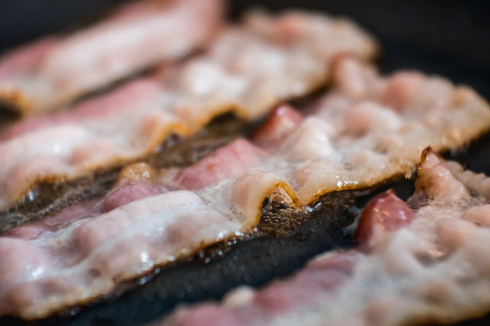 Allarme degli esperti di nutrizione: pancetta più salata dell’acqua di mare.