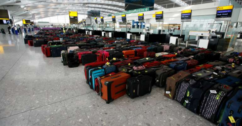 Chiusura aeroporto Linate disagi per la consegna dei bagagli. Proteste all'aeroporto di Malpensa