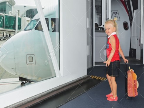 bambina che prende l'aereo bambina che prende l'aereo