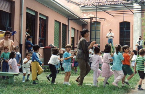 bambini cortile scuola bambini cortile scuola