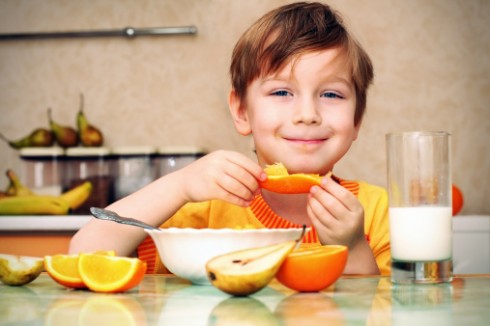 bambino frutta e latte bambino frutta e latte