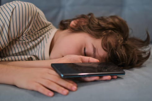 Il cellulare nel letto? Pericoloso: il racconto choc di un bimbo di 8 anni folgorato dal cellulare nel letto