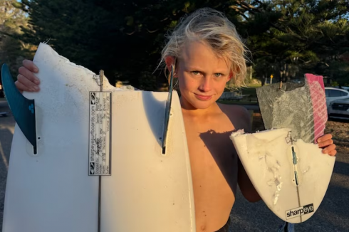 Squalo attacca un surfista di 9 anni a Tathra Beach e fa a pezzi la tavola