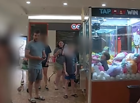 Australia, bambino di tre anni intrappolato in un distributore automatico di giocattoli – Il video.