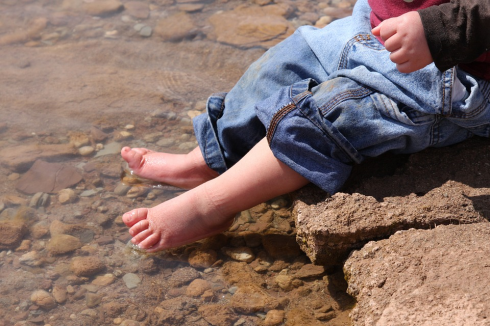 "Ameba killer": bambino di 7 anni muore dopo aver fatto il bagno nel lago.