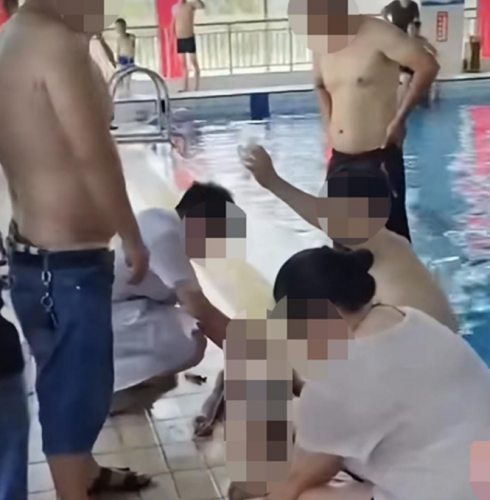 Si tuffa in piscina ma va a fondo - VIDEO