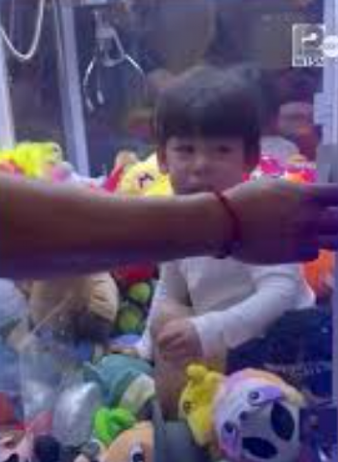 Un bambino di 2 anni salvato da una macchina acchiappa-peluche &ndash; Il video