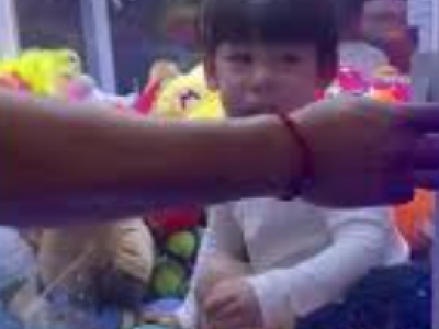 Un bambino di 2 anni salvato da una macchina acchiappa-peluche &ndash; Il video