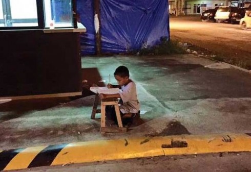 bambino che studia in strada