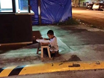 bambino che studia in strada