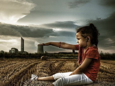 bambino  con mano su ciminiera per fermare lo smog 