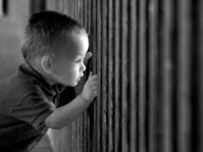 bambino dietro le sbarre del carcere
