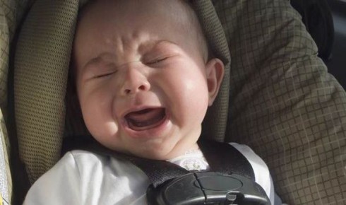 bambino su un seggiolino auto