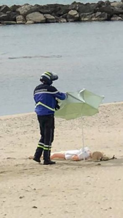 Francia e lockdown da coronavirus: bagnante era una bambola gonfiabile. I gendarmi vittime di uno scherzo.