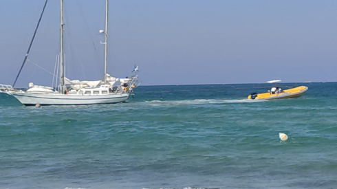 Barca a vela incagliata a San Cataldo al confine tra la Marina di Lecce e quella di Vernole  – IL VIDEO
