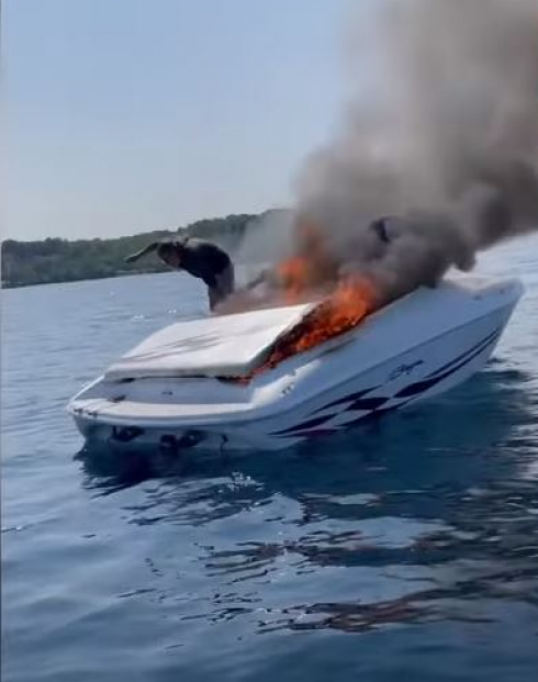USA, salvati all'ultimo istante dalla barca in fiamme – Il video è spaventoso