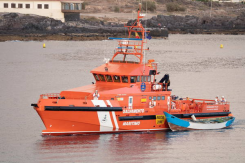 Migranti, nuova tragedia al largo delle Canarie: trainata a riva una barca con 24 cadaveri. 