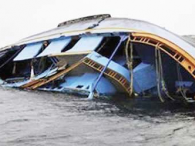 Nigeria, barca fluviale con 160 persone a bordo affondata nel fiume Niger: 140 morti.