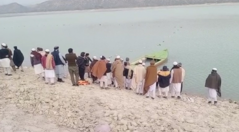 Pakistan. Barca si capovolge durante un tour nella diga Tanda di Kohat, muoiono 10 bambini. Video