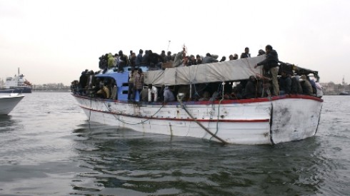Migranti, l'Sos: "Disperso barcone da 74 ore con 45 persone a bordo". 