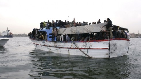 Migranti, l'Sos: "Disperso barcone da 74 ore con 45 persone a bordo".