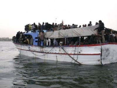 Migranti, l'Sos: "Disperso barcone da 74 ore con 45 persone a bordo". 