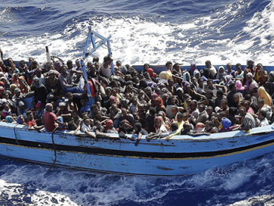 Migranti, l'SOS: "Tre barche alla deriva”: “Intervenite, o sarà una tragedia. Rischiano la vita 270 persone, tra cui molte donne e bambini". 