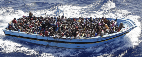 Migranti, l'SOS: "Tre barche alla deriva”: “Intervenite, o sarà una tragedia. Rischiano la vita 270 persone, tra cui molte donne e bambini". 
