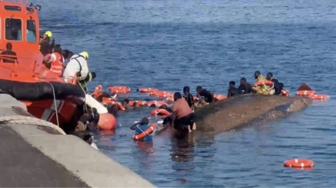 Migranti, nuova tragedia con almeno 7 morti in un naufragio nel porto di La Restinga nell’isola de El Hierro alle Canarie. Il video